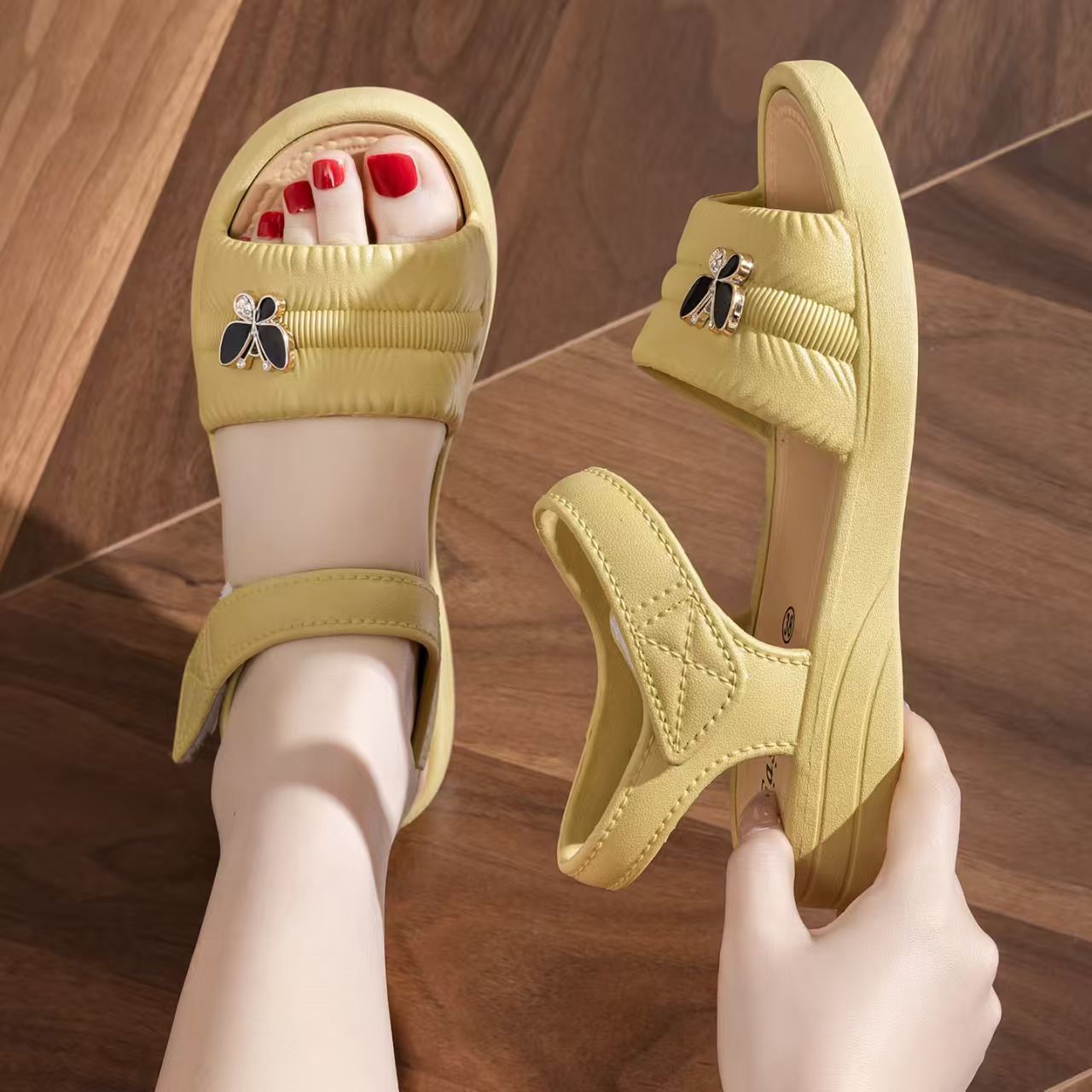 女性用ワンワードフラットソールビーチサンダル夏の新しい厚いソ - Velcro Strap Sandal のレビューと価格